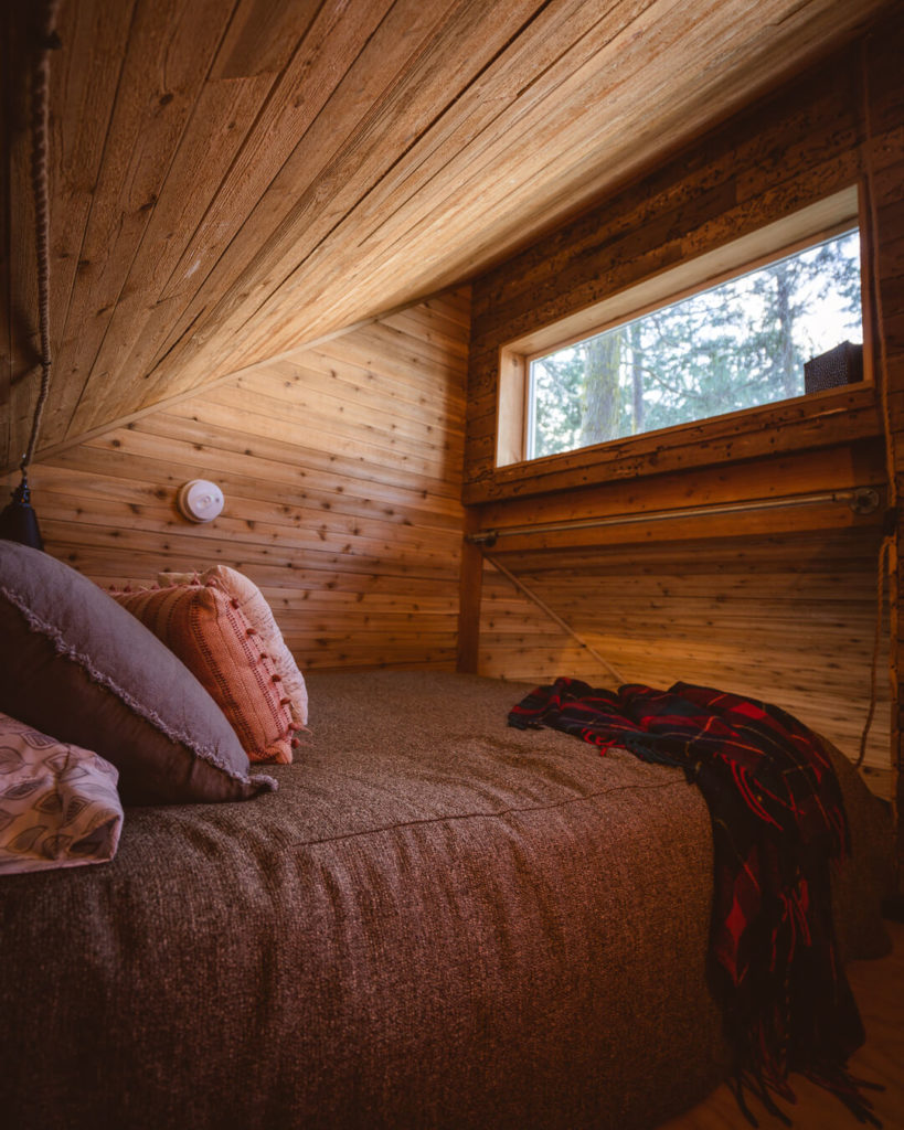 bedroom in eagle's perch cabin rental